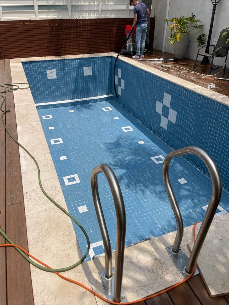 ניקיון בריכות